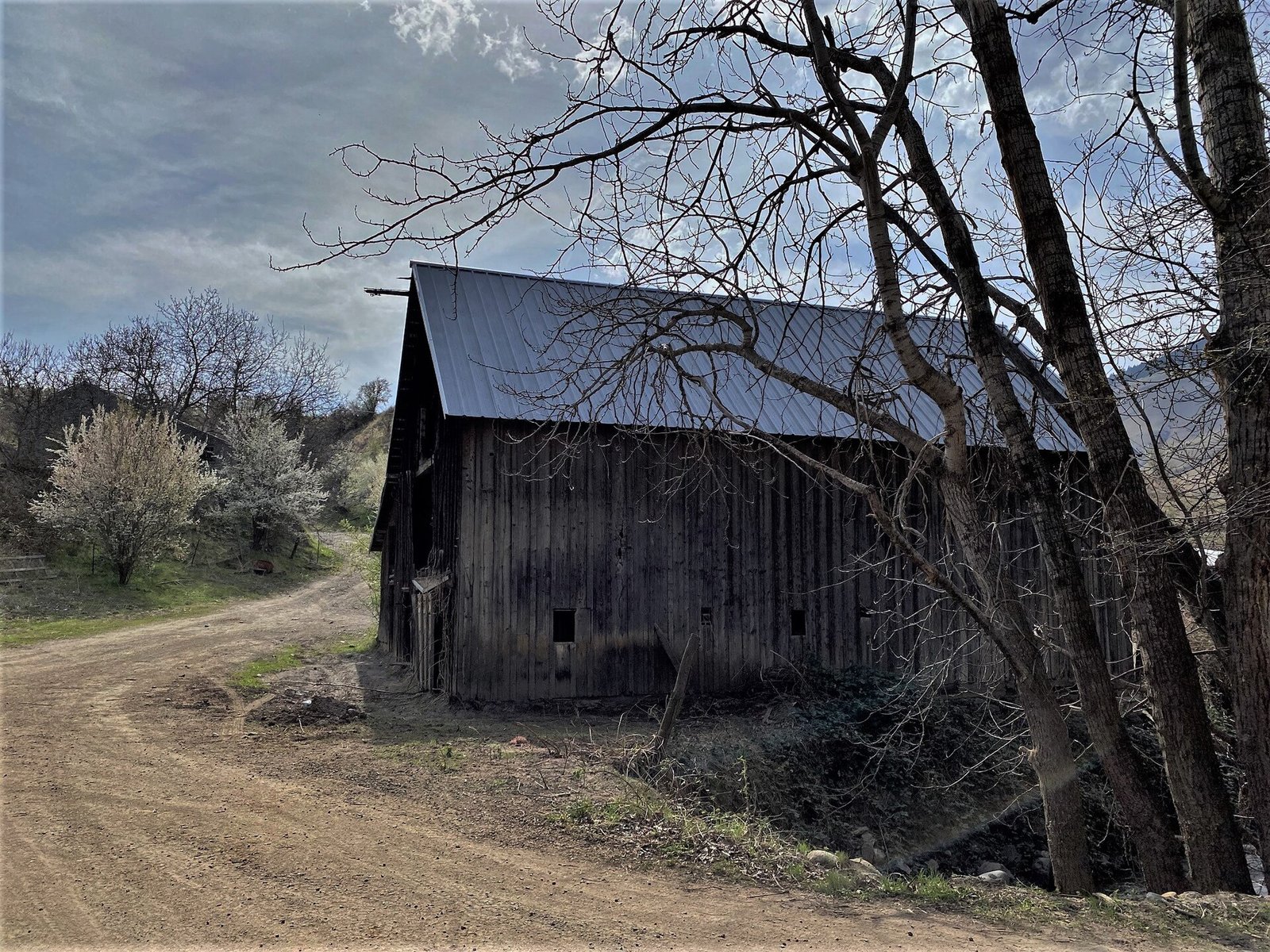 Idaho farm field and barn